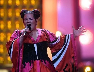 Αυτή είναι η Νetta που με το δυνατό φεμινιστικό της μήνυμα έφερε τη νίκη στο Ισραήλ! (φωτό)